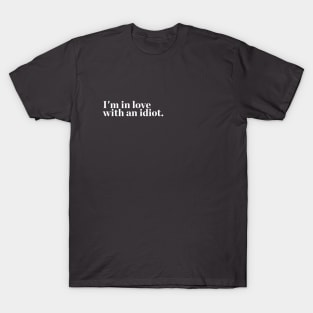 I'm in love with an idiot. quotes & vibes T-Shirt